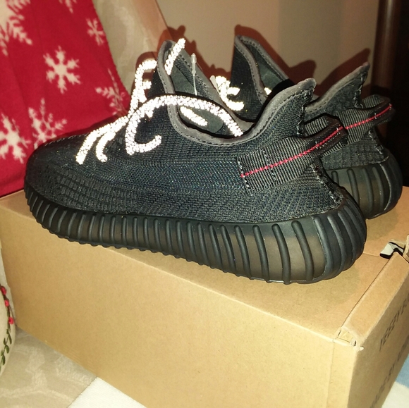Yeezy Boost 350 v2 Black - Picture 2 of 8